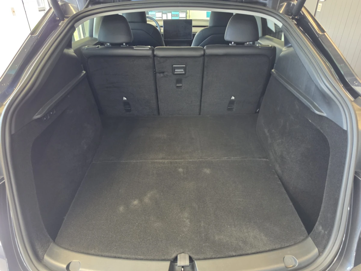 2024 Tesla Model Y Long Range - Photo 11